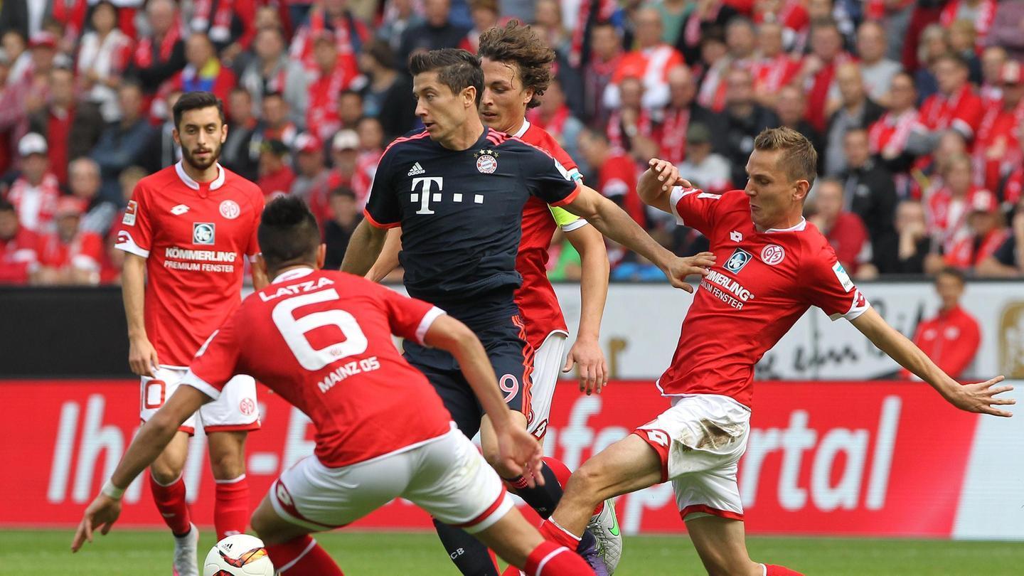 误判，意丁联赛中皮球从边网打进，裁判判罚进球有效