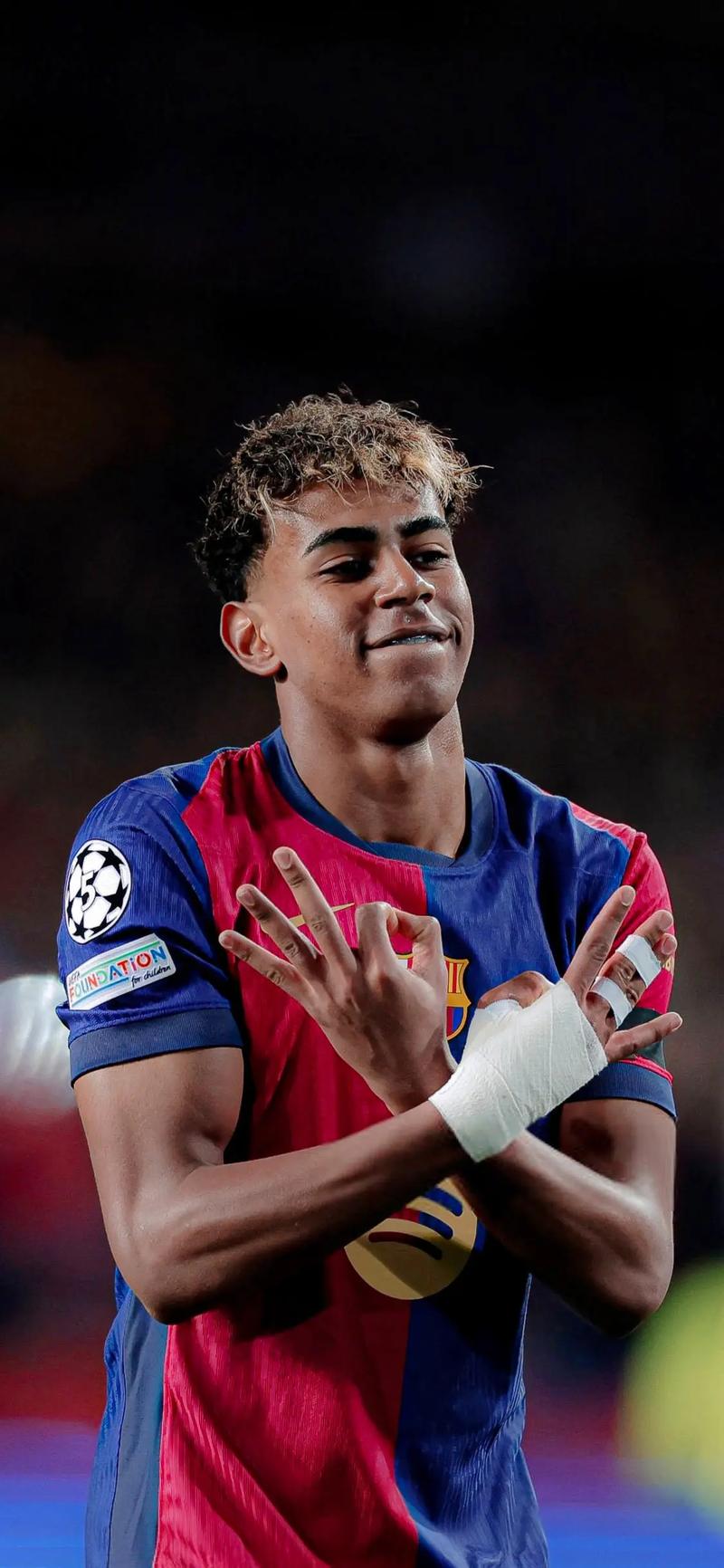 2-1逆转！超级后卫踢疯了，梅开二度导演逆袭，巴萨狂揽4连胜