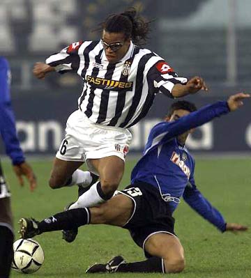 客战梅州建功，英博18岁小将杨铭锐斩获职业生涯首球