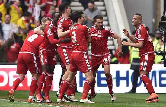 这雪有点大，欧冠赛前一名挪威记者在博德闪耀的球场边线处滑雪