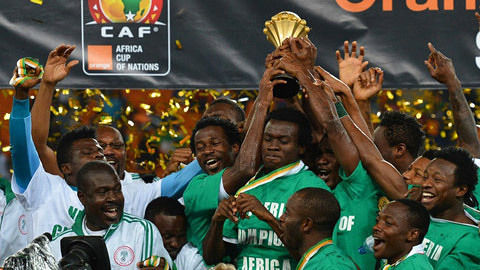 拓记为杨瀚森炮轰裁判荒唐！美媒再赞顶级策应天赋 斯帅回应显得无奈