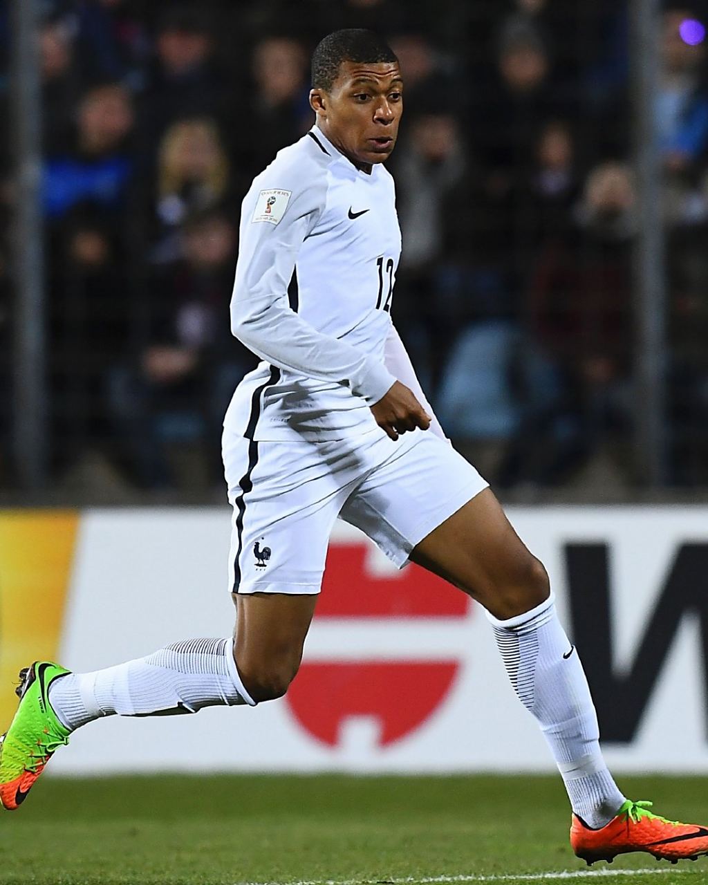 剑南春丨拜仁客场5-0大胜斯图加特，凯恩替补戴帽，莱默尔建功