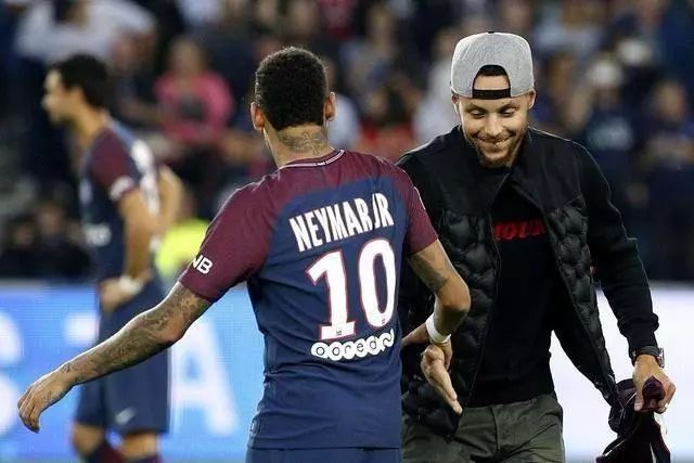 记者：阿隆索执教皇马后常与瓜帅交流；他可能不想小熊留队